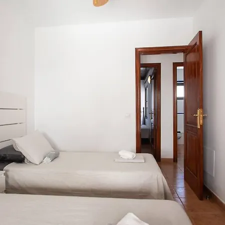 Casa Marlay Spacious, Heated Pool, Bbq & Fast Wi-fi Only 15 Minutes Walk To Town * Playa Blanca