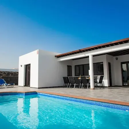 Casa Marlay Spacious, Heated Pool, Bbq & Fast Wi-fi Only 15 Minutes Walk To Town Tatil Evi Playa Blanca