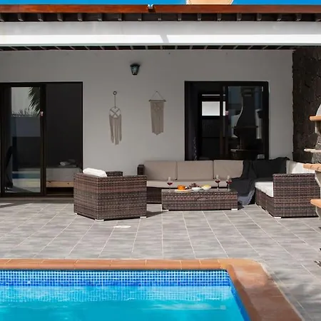 Casa Marlay Spacious, Heated Pool, Bbq & Fast Wi-fi Only 15 Minutes Walk To Town * Playa Blanca