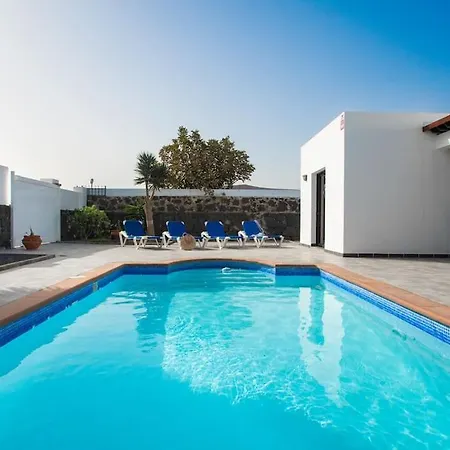 Casa Marlay Spacious, Heated Pool, Bbq & Fast Wi-fi Only 15 Minutes Walk To Town Playa Blanca