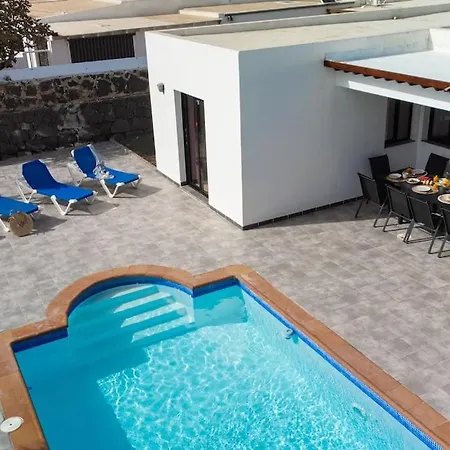 Tatil Evi Casa Marlay Spacious, Heated Pool, Bbq & Fast Wi-fi Only 15 Minutes Walk To Town Playa Blanca