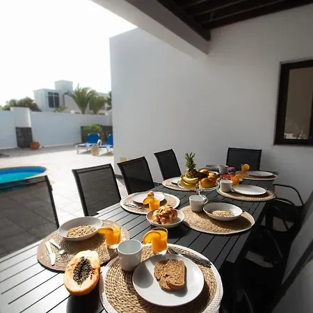 Tatil Evi Casa Marlay Spacious, Heated Pool, Bbq & Fast Wi-fi Only 15 Minutes Walk To Town Playa Blanca
