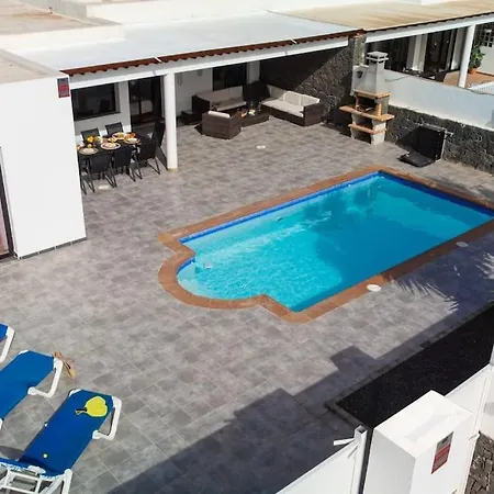 Casa Marlay Spacious, Heated Pool, Bbq & Fast Wi-fi Only 15 Minutes Walk To Town Ferienhaus Playa Blanca (Lanzarote)