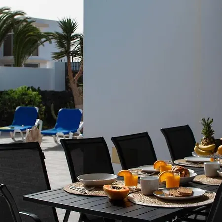 Tatil Evi Casa Marlay Spacious, Heated Pool, Bbq & Fast Wi-fi Only 15 Minutes Walk To Town Playa Blanca