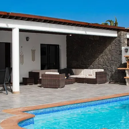 Casa Marlay Spacious, Heated Pool, Bbq & Fast Wi-fi Only 15 Minutes Walk To Town Playa Blanca