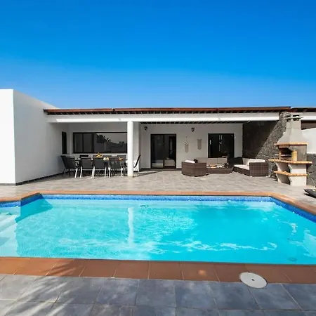 Tatil Evi Casa Marlay Spacious, Heated Pool, Bbq & Fast Wi-fi Only 15 Minutes Walk To Town